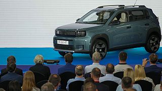 Un nuevo Fiat Grande Panda se muestra durante la ceremonia oficial de inauguración de una nueva planta de montaje en la fábrica de Stellantis, en Kragujevac, el lunes 22 de julio de 2024.