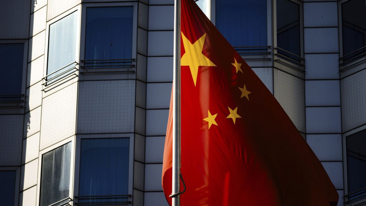 Chinesische Flagge vor der Botschaft der Volksrepulik in Berlin 