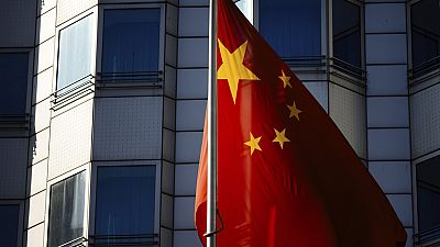 Китайский флаг перед зданием посольства Китайской Народной Республики в Берлине 