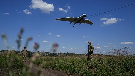 Militares ucranianos lanzan un dron Furia para sobrevolar posiciones rusas en la línea del frente en la región de Donetsk, Ucrania, el 30 de junio de 2024.
