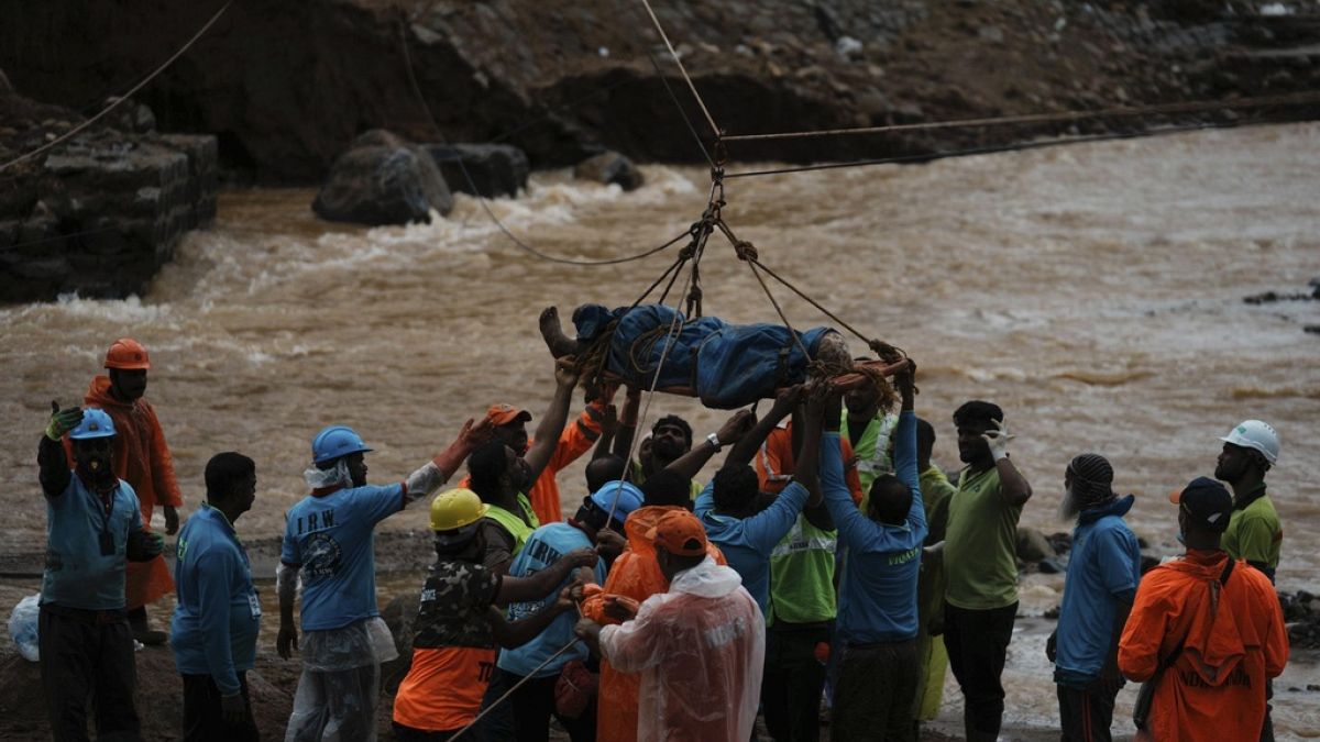 As equipas de salvamento, no seu segundo dia de missão após os deslizamentos de terra de terça-feira, recuperam o corpo de uma vítima em Chooralmala, distrito de Wayanad, estado de Kerala, Índia, quarta-feira, 31 de julho, 