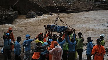Διασώστες κατά τη δεύτερη ημέρα της αποστολής τους μετά τις κατολισθήσεις της Τρίτης ανασύρουν το πτώμα ενός θύματος στην Τσουραλμάλα, στην περιοχή Γουαϊανάτ, στο κρατίδιο Κεράλα, Ινδία, Τετάρτη 31 Ιουλίου, 
