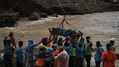 As equipas de salvamento, no seu segundo dia de missão após os deslizamentos de terra de terça-feira, recuperam o corpo de uma vítima em Chooralmala, distrito de Wayanad, estado de Kerala, Índia, quarta-feira, 31 de julho, 