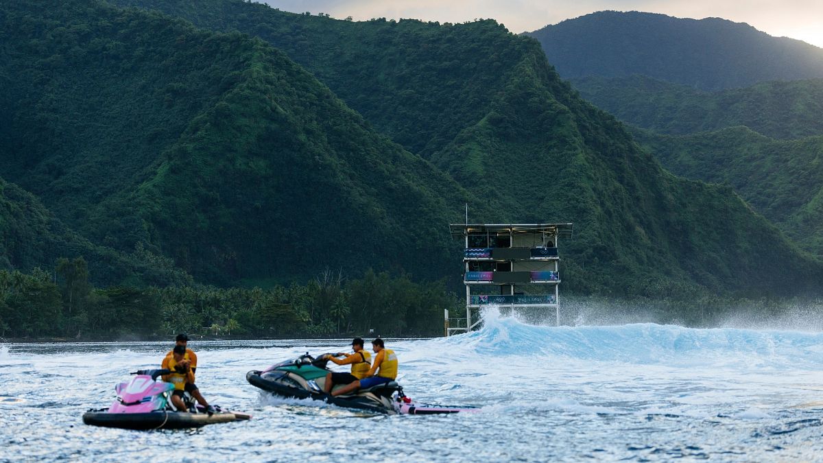 Der Kampfrichterturm steht an einem Trainingstag vor dem Start der Olympischen Sommerspiele 2024 im Surfen.