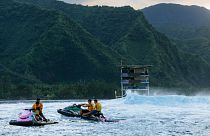 Vue de la tour des juges lors d'une journée d'entraînement avant le début des compétitions de surf des Jeux olympiques d'été de 2024.