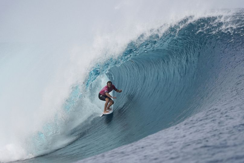 Joan Duru, de França, surfa uma onda durante a terceira ronda da competição de surf dos Jogos Olímpicos de verão de 2024.