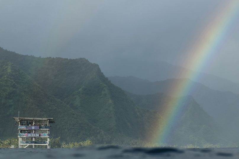 Ein doppelter Regenbogen ist in der Nähe des Juryturms am Ende der ersten Runde des Surfwettbewerbs der Olympischen Sommerspiele 2024 zu sehen.