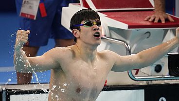 Pan Zhanle aus China feiert seinen Sieg im 100-Meter-Freistil-Finale der Männer bei den Olympischen Sommerspielen 2024. Nanterre, 31. Juli 2024