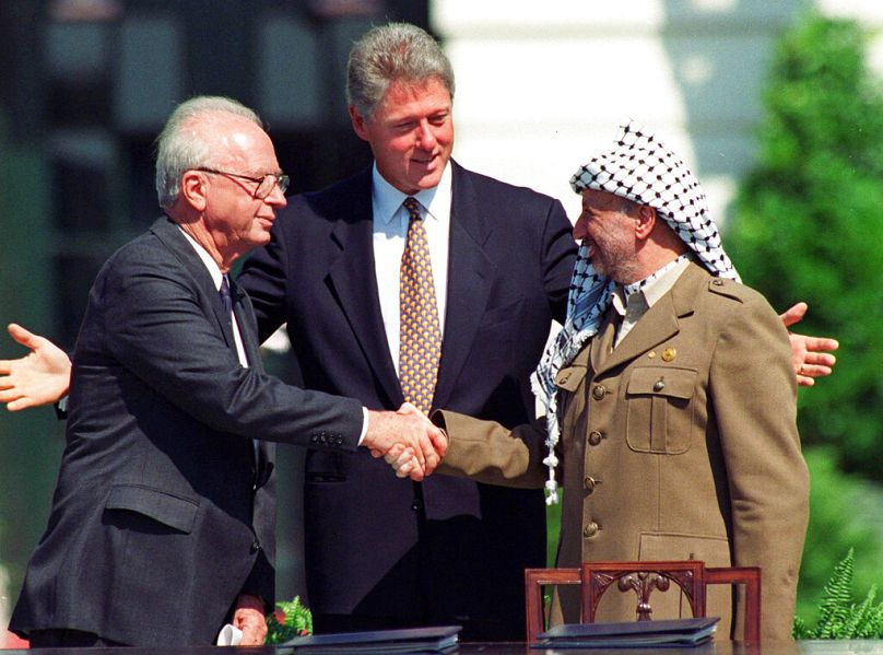 İsrail Başbakanı Yitzhak Rabin (solda), eski ABD başkanı Bill Clinton (ortada) ve Filistinli siyasi lider Yaser Arafat (sağda) 1993'te Beyaz Saray'da.