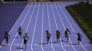 Atletas corren en la pista durante un ensayo en el estadio Stade de France el 25 de junio de 2024, en Saint-Denis, a las afueras de París.