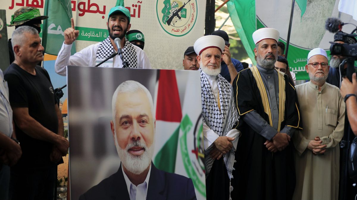 Hamas üyeleri 31 Temmuz 2024 Çarşamba günü Lübnan'daki El-Bass Filistin mülteci kampında Hamas'ın siyasi lideri İsmail Haniye'nin öldürülmesini kınamak için düzenlenen protestoya katıldı. 