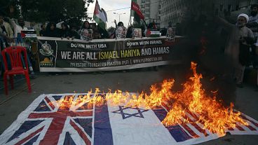 Протестующие палестинцы жгут флаги Израиля, Великобритании и США