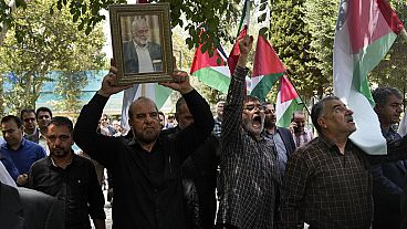 Membros do Conselho Universitário de Teerão participam num protesto para condenar o assassinato do chefe político do Hamas, Ismail Haniyeh, quarta-feira, 31 de julho 2024