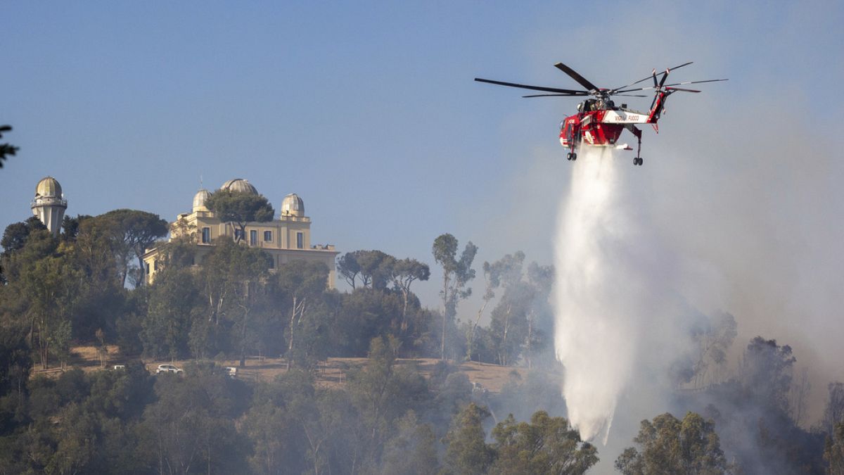 Bomberos luchan contra el incendio en Roma.