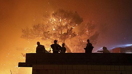 Los bomberos se reúnen cerca del incendio forestal en Tucepi, Croacia, el martes 30 de julio de 2024.