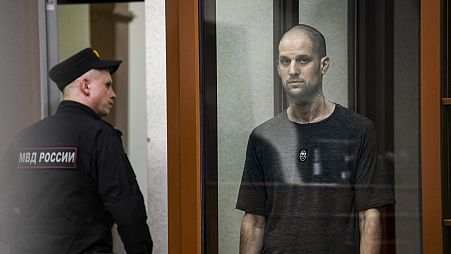 US-Reporter Evan Gerhskovich im sogenannten Aquarium in einem russischen Gerichtssaal.