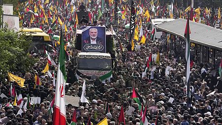 Une foule endeuillée s'est massée autour du cercueil d'Ismaïl Haniyeh transporté à bord d'un véhicule à travers Téhéran, jeudi 1 août 2024.