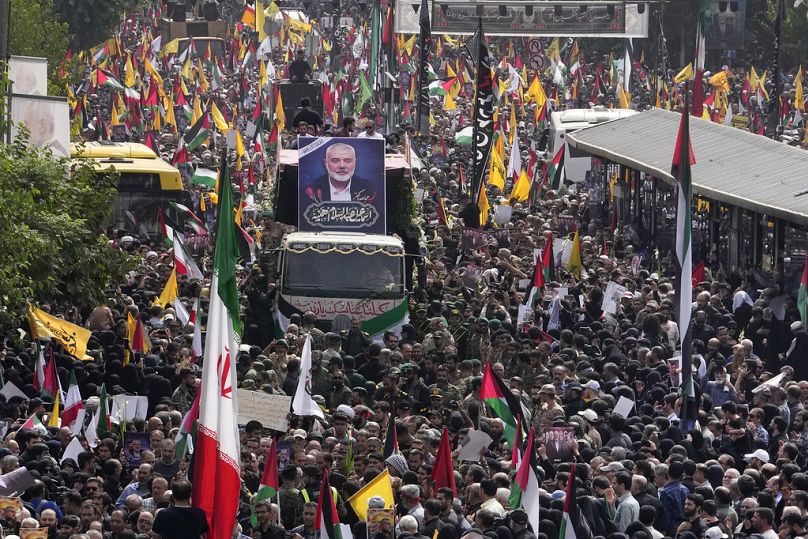 Trauerfeier auf dem Enqelab-e-Eslami-Platz für den Hamas-Führer Ismail Haniyeh und seinen Leibwächter, die am Mittwoch getötet wurden. Teheran, 1. August 2024.