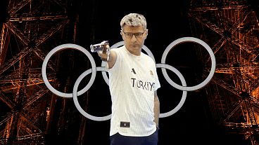 El tirador olímpico turco Yusuf Dikeç y el logotipo de los Juegos Olímpicos de París, collage