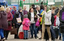 DOSSIER - Des réfugiés font la queue après avoir fui la guerre en Ukraine voisine au poste frontière de Medyka, dans le sud-est de la Pologne, le 7 avril 2022.