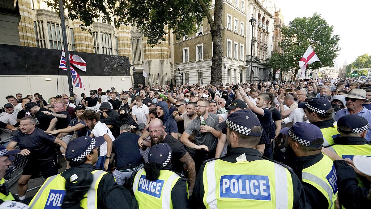 Des policiers se heurtent à des manifestants lors d'un rassemblement de protestation "Enough is Enough" ("Assez, c'est assez").