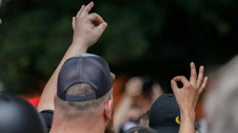 Proud Boys fazem gesto em manifestação no Oregon