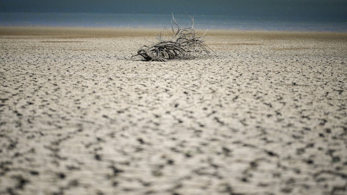 El lago Fanaco muestra el nivel extremadamente bajo de sus aguas en Castronovo di Sicilia, Sicilia central, Italia, el miércoles 17 de julio de 2024.