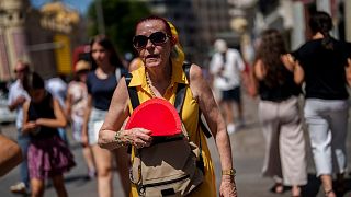 Uma mulher abana-se em Madrid, Espanha, a 10 de julho de 2023.