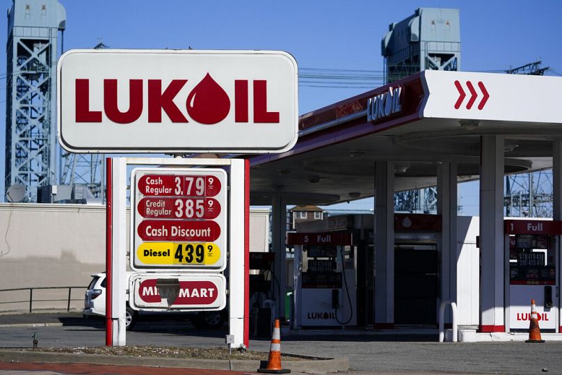 Um posto de gasolina Lukoil em Newark, N.J., quinta-feira, março 3, 2022.