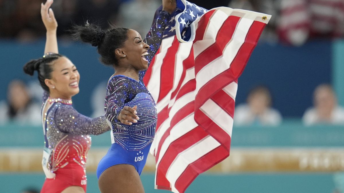 L'Américaine Simone Biles célèbre sa victoire avec sa coéquipière Suni Lee, jeudi 1er août.