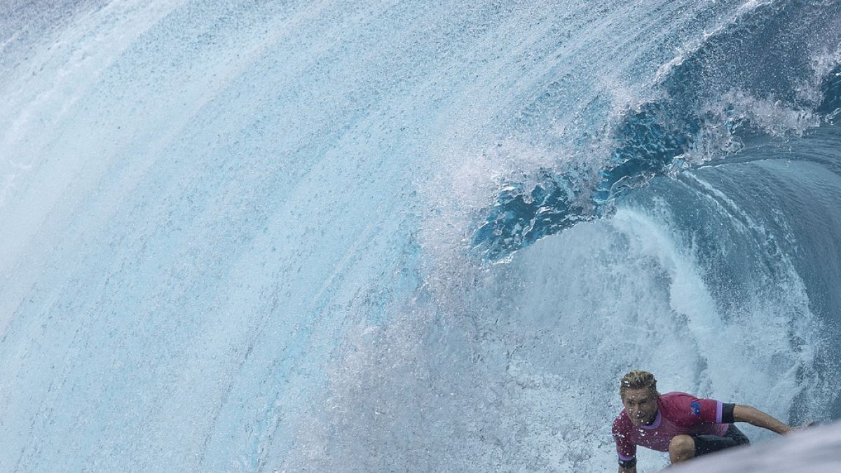 Der Australier Ethan Ewing während der dritten Runde des Surfwettbewerbs. Teahupo'o, 29. Juli 2024. Ein Kampfrichter, der mit ihm für ein Foto posierte, wurde ausgeschlossen.