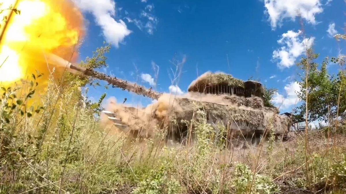 Rusya Savunma Bakanlığı tarafından 10 Temmuz 2024 tarihinde yayınlanan videodan alınan bu fotoğrafta, "Merkez" birlik grubuna ait Rus tankı T-80 Avdiivka istikametine doğru ateş ediyor