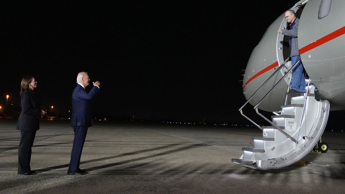 Joe BIdent salue l'arrivée des prisonniers américains échangés sur la base d'Andrews à Washington