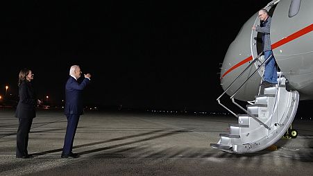 Joe BIdent salue l'arrivée des prisonniers américains échangés sur la base d'Andrews à Washington