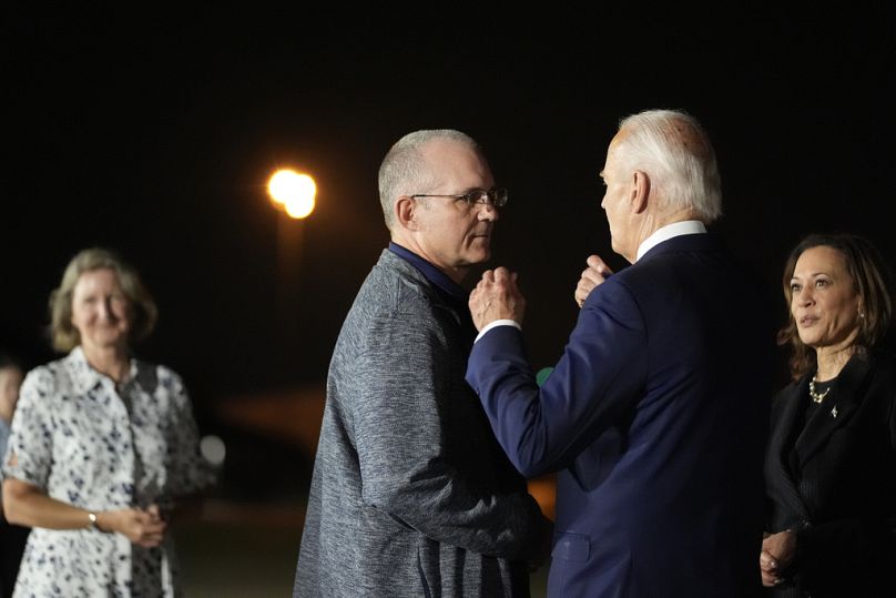 Le président Joe Biden, au centre à droite, et la vice-présidente Kamala Harris, à droite, saluent l'ex marine Paul Whelan