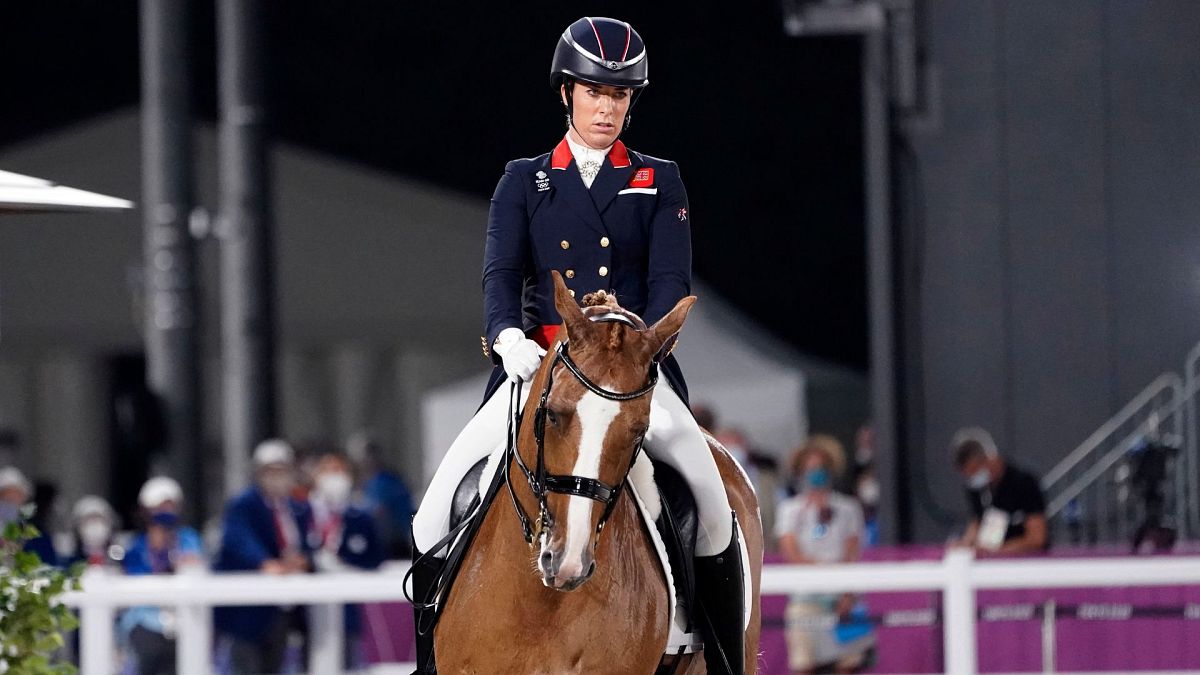 La británica Charlotte Dujardin, montando a Gio, compite en la final individual de doma ecuestre de los Juegos Olímpicos de Verano 2020, el 28 de julio de 2021, en Tokio. 