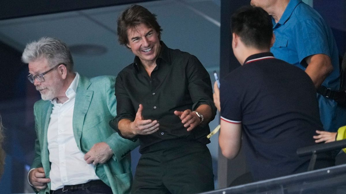 Tom Cruise Paris Olimpiyatları kapanış töreni gösterisinde yer alacak - 2024 Yaz Olimpiyatları sırasında yüzerken resmedilmiştir - 27 Temmuz 2024 Cumartesi