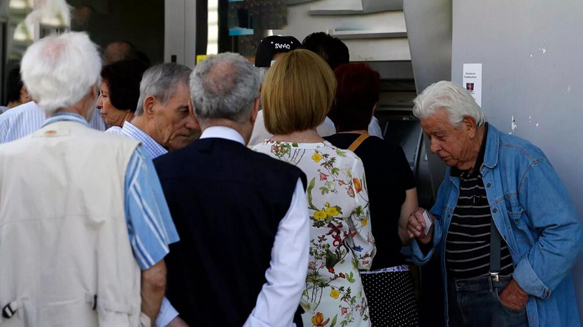 En düşük emekli maaşı, yeni düzenleme ile birlikte 10 bin liradan 12 bin 500 liraya çıkarıldı.