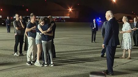 Il Presidente Joe Biden e la Vicepresidente Kamala Harris accolgono i tre prigionieri americani liberati