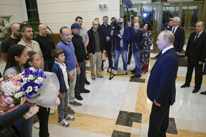 Der russische Präsident Wladimir Putin, rechts, spricht mit freigelassenen russischen Gefangenen bei ihrer Ankunft am Donnerstag, 1. August 2024.