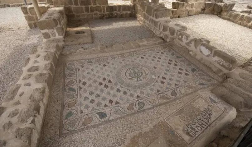 Une grande mosaïque est photographiée sur le site archéologique du monastère de St. Hilarion.