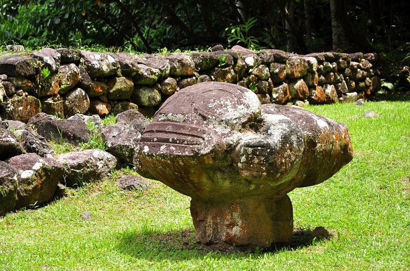 The Flying Tiki, em meʻae Iʻipona, Puamaʻu Village, Hiva Oa, Ilhas Marquesas