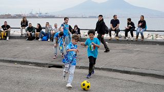 DOSYA: Napoli'deki Diego Armando Maradona stadyumunda Napoli ile Salernitana arasında oynanacak Serie A futbol maçı öncesinde çocuklar sokakta futbol oynuyor, 30 Nisan 2023