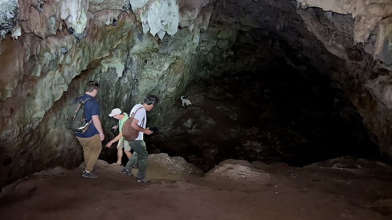 Al entrar en la cueva, la temperatura desciende drásticamente