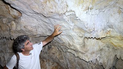 El profesor Sandro Privitera muestra rocas calizas deshidratadas