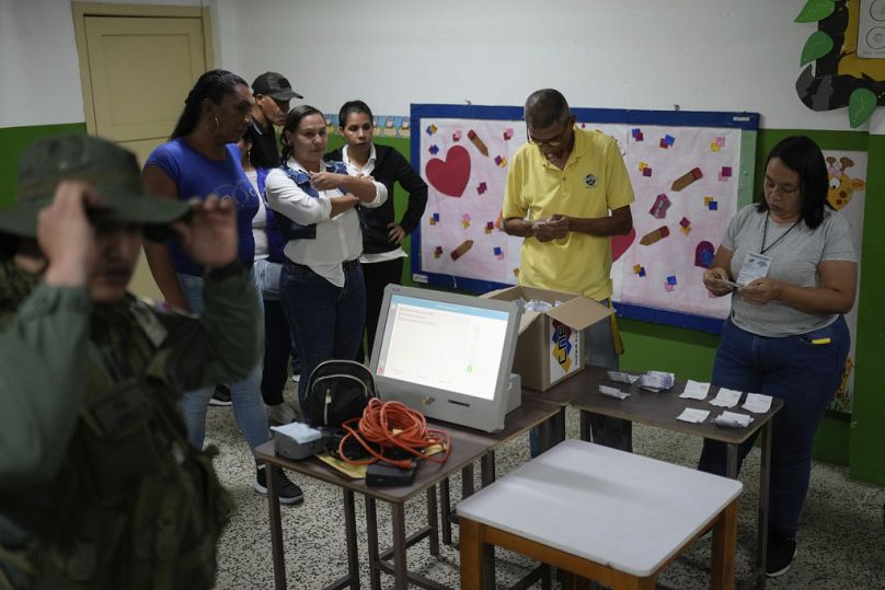 Máquina de voto electrónico y urna para recoger los votos en papel durante las últimas elecciones en Venezuela. 