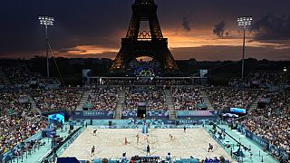 Paris, Fransa'da 31 Temmuz 2024 Çarşamba günü 2024 Yaz Olimpiyatları kapsamında Eyfel Kulesi Stadyumu'nda bir plaj voleybolu maçı. 