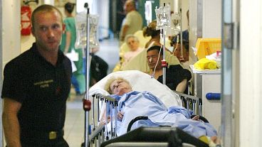 Personas enfermas por el calor yacen en los pasillos del hospital Saint Antoine de París, el 11 de agosto de 2003.