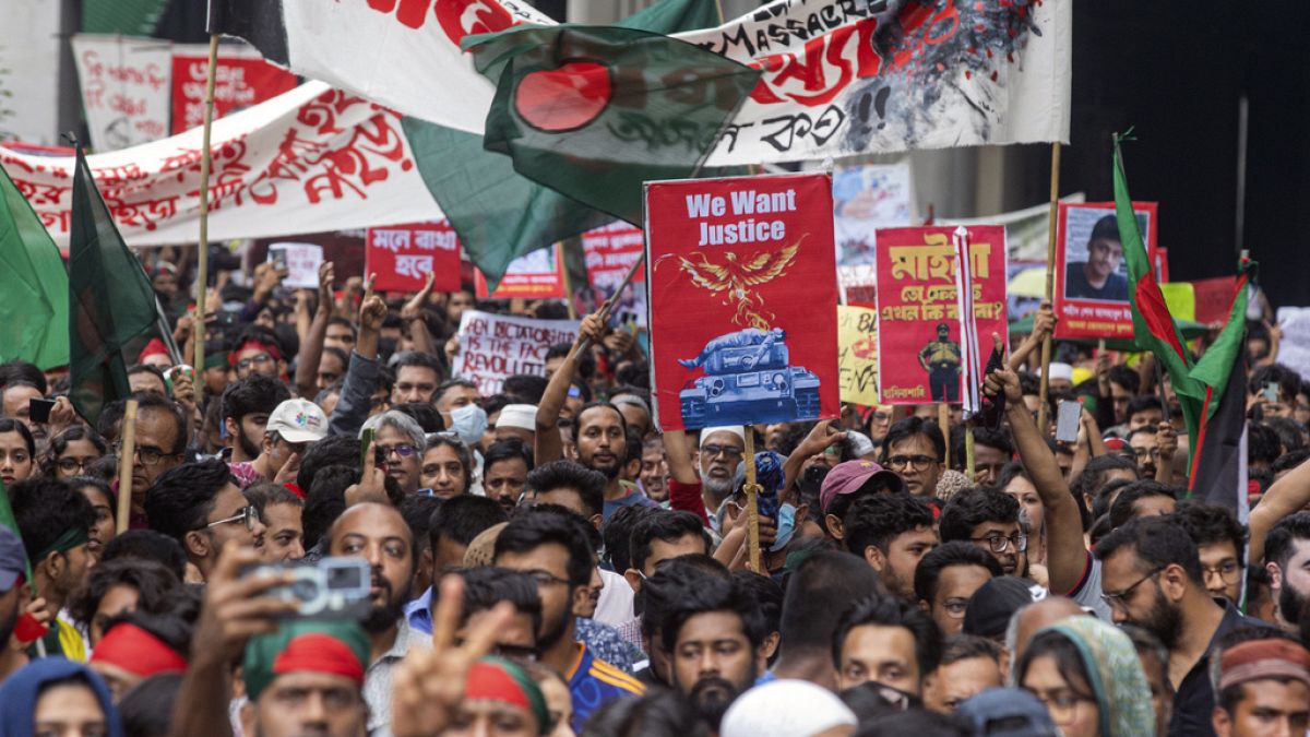 Attivisti partecipano a una marcia di protesta contro il Primo Ministro Sheikh Hasina.