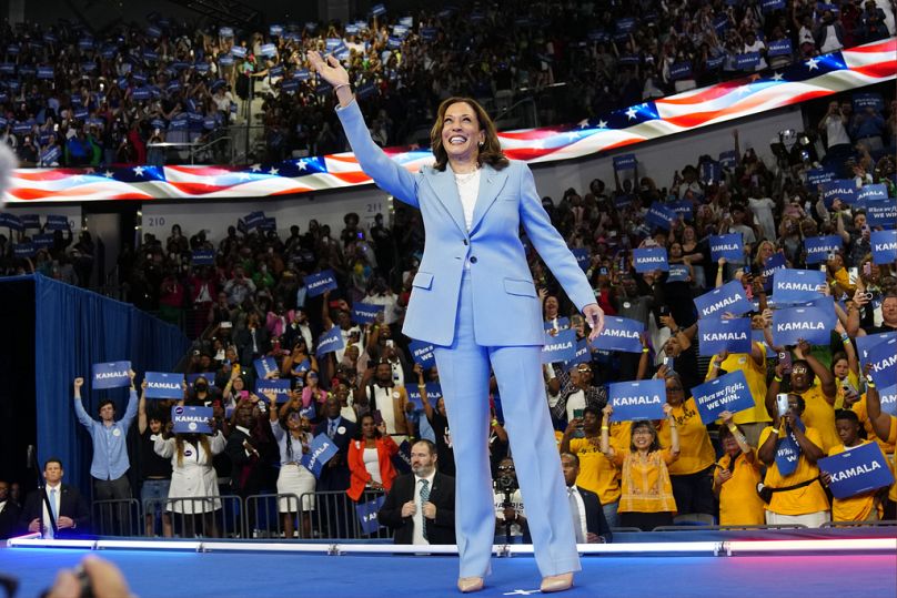 Başkan Yardımcısı Kamala Harris, Atlanta'da bir mitingde destekçilerini selamlıyor, 30 Temmuz 2024